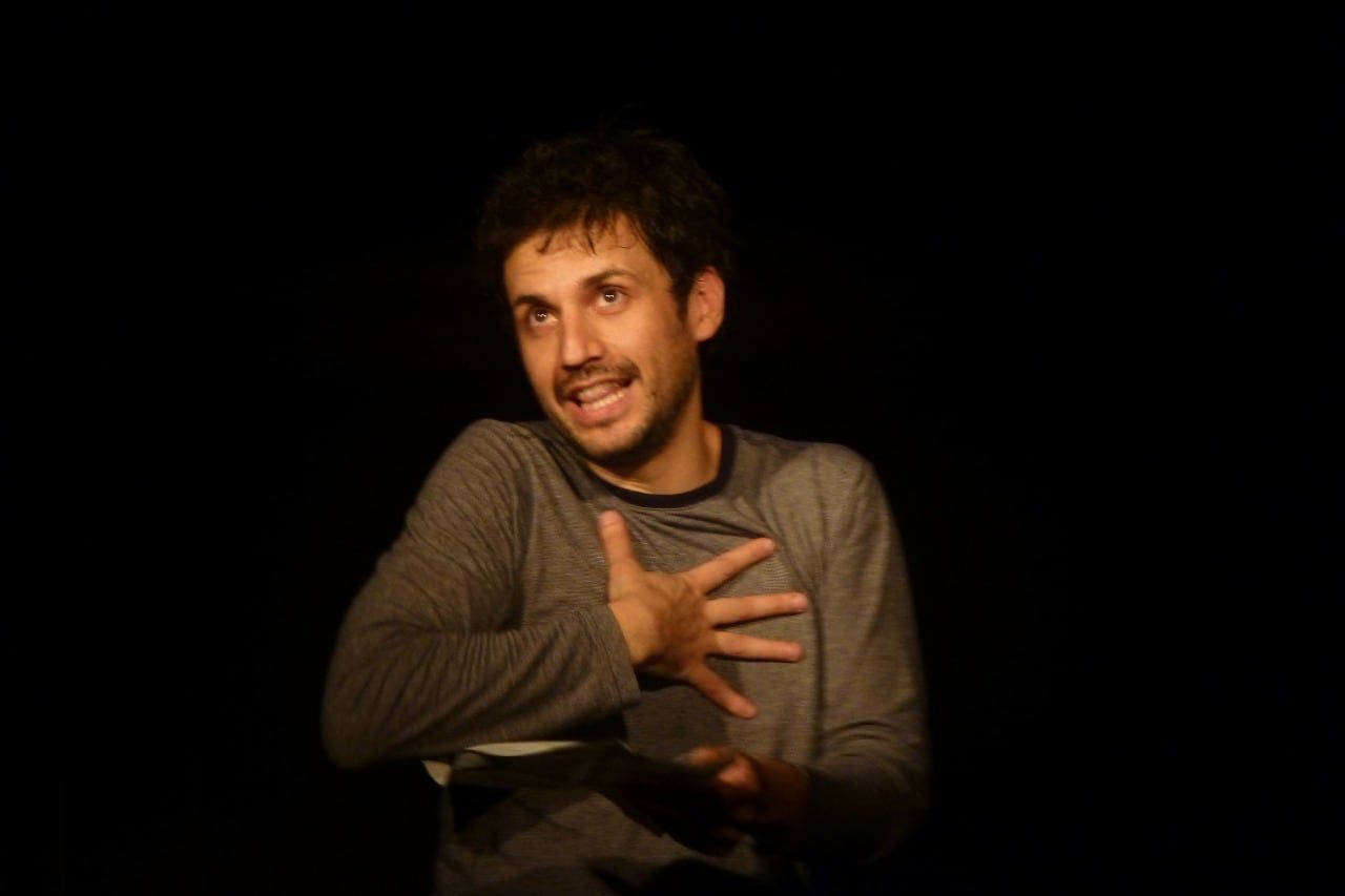 Diego Flores le pone humor al día de los enamorados con "El amor es puro cuento"