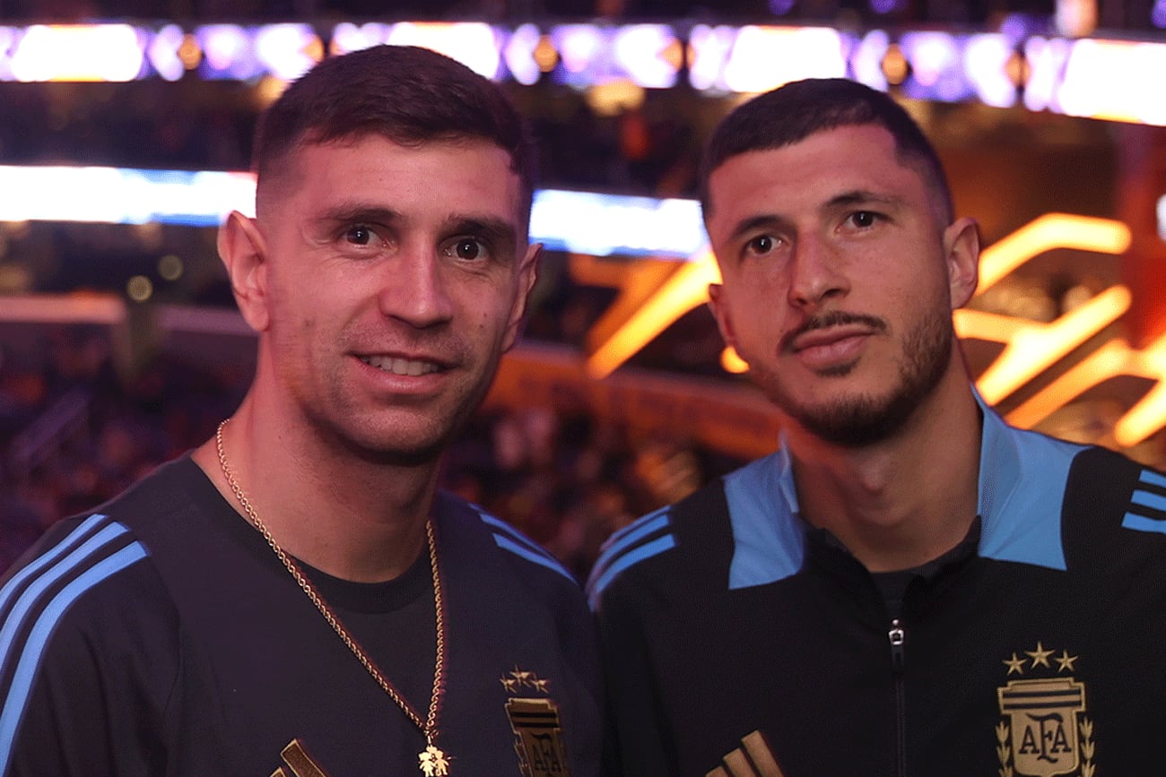 "Dibu" Martínez y Guido Rodríguez disfrutaron de la actuación de los Lakers. (@Lakers)