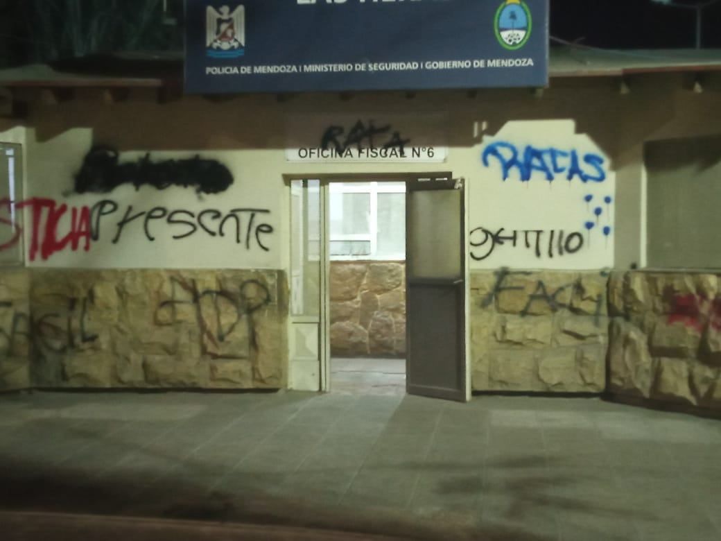 Parte de los manifestantes atacaron la fachada de la comisaría 36 -