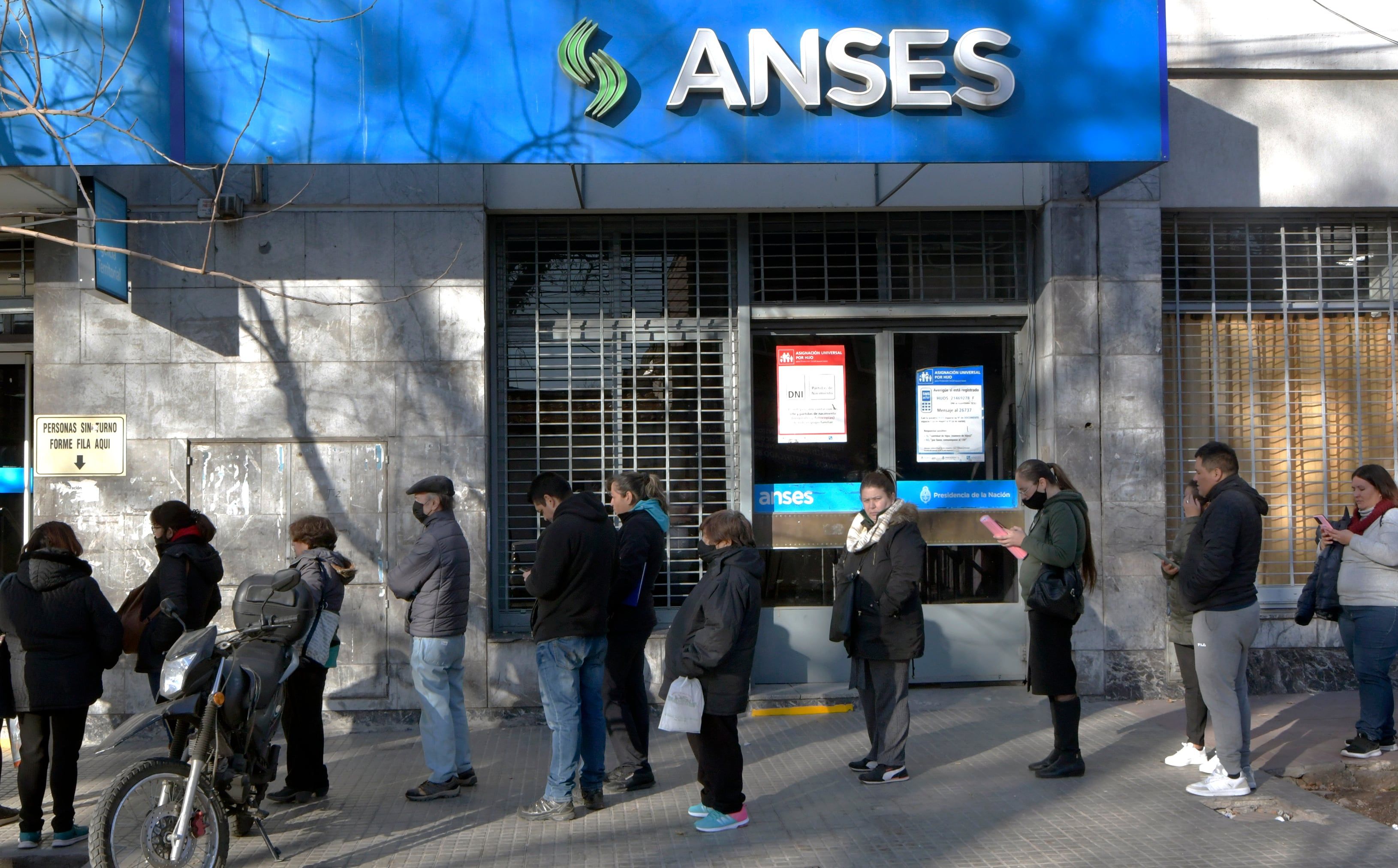 Filas en Anses para tramitar subsidios de luz y gas - Foto: Orlando Pelichotti / Los Andes
