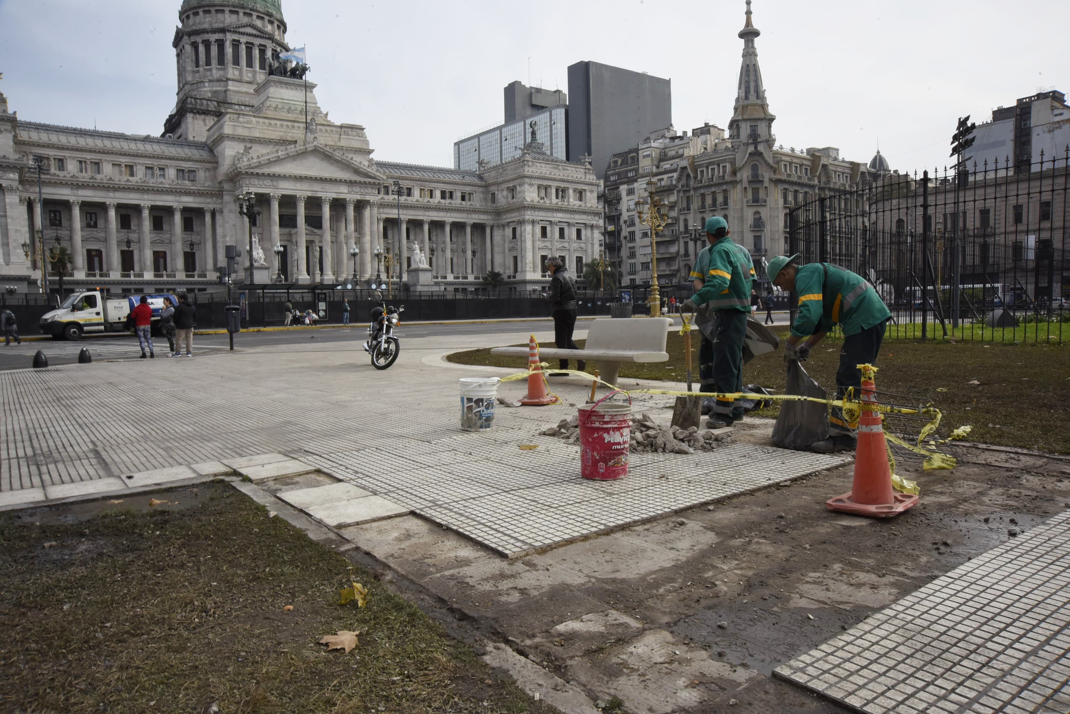 La Ciudad comenzó las tareas de reparación y limpieza de la zona aledaña al Congreso que fue el centro de las manifestaciones de ayer. Noticias Argentinas