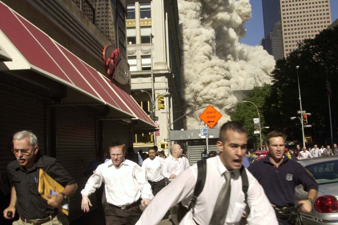 Según datos oficiales, estos ataques fueron orquestados por la organización terrorista Al Qaeda y se estima que murieron alrededor de 3.000 personas.