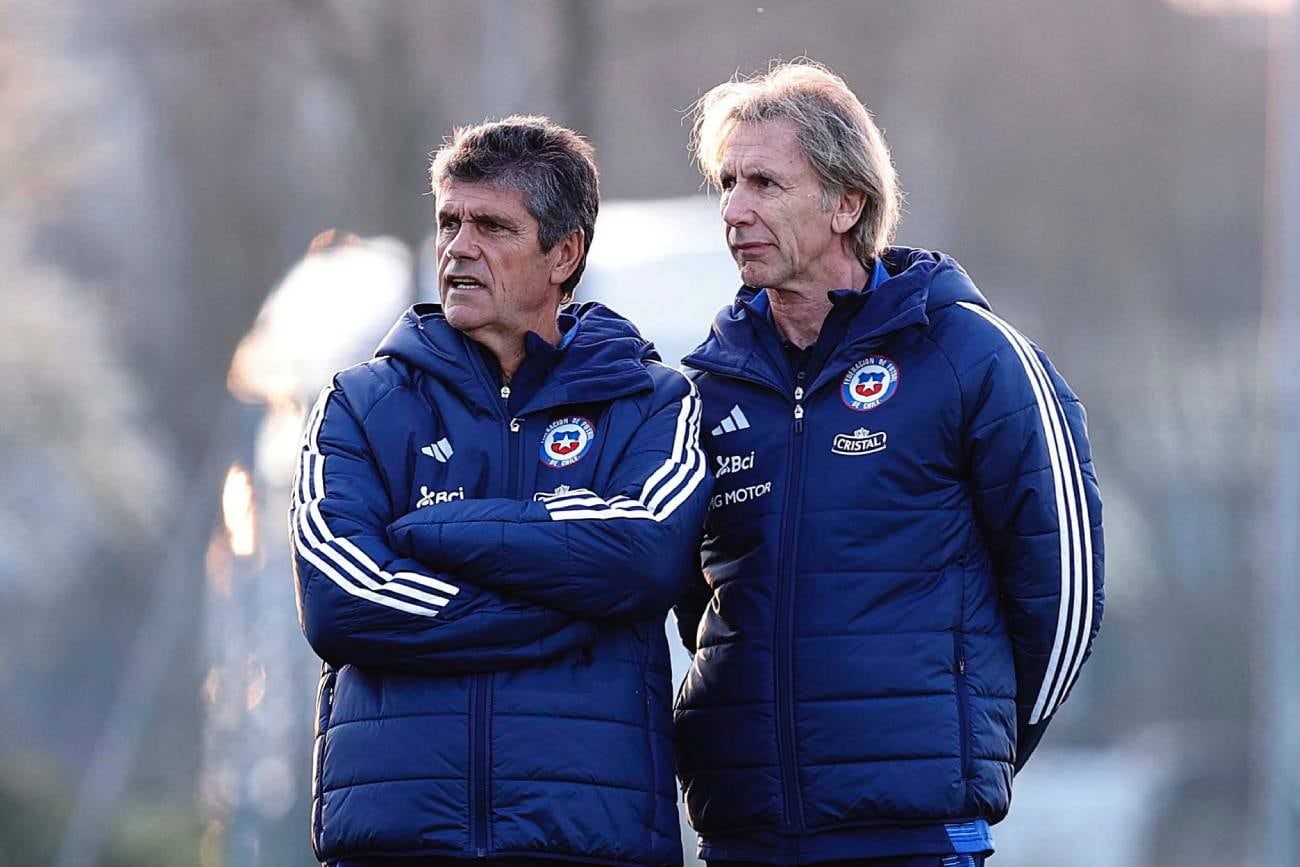 Ricardo Gareca junto a uno de sus ayudantes.