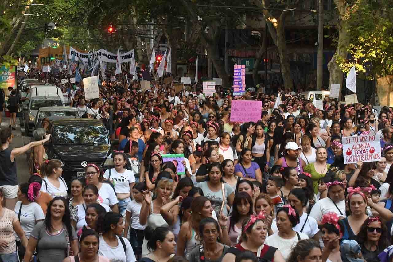 Marcha 8 M en conmemoración del día internacional de la mujer. Miles de mujeres caminaron por las calles de la Ciudad portando carteles, letreros, pancartas y banderas para hacer valer sus derechos  Foto:José Gutierrez / Los Andes 