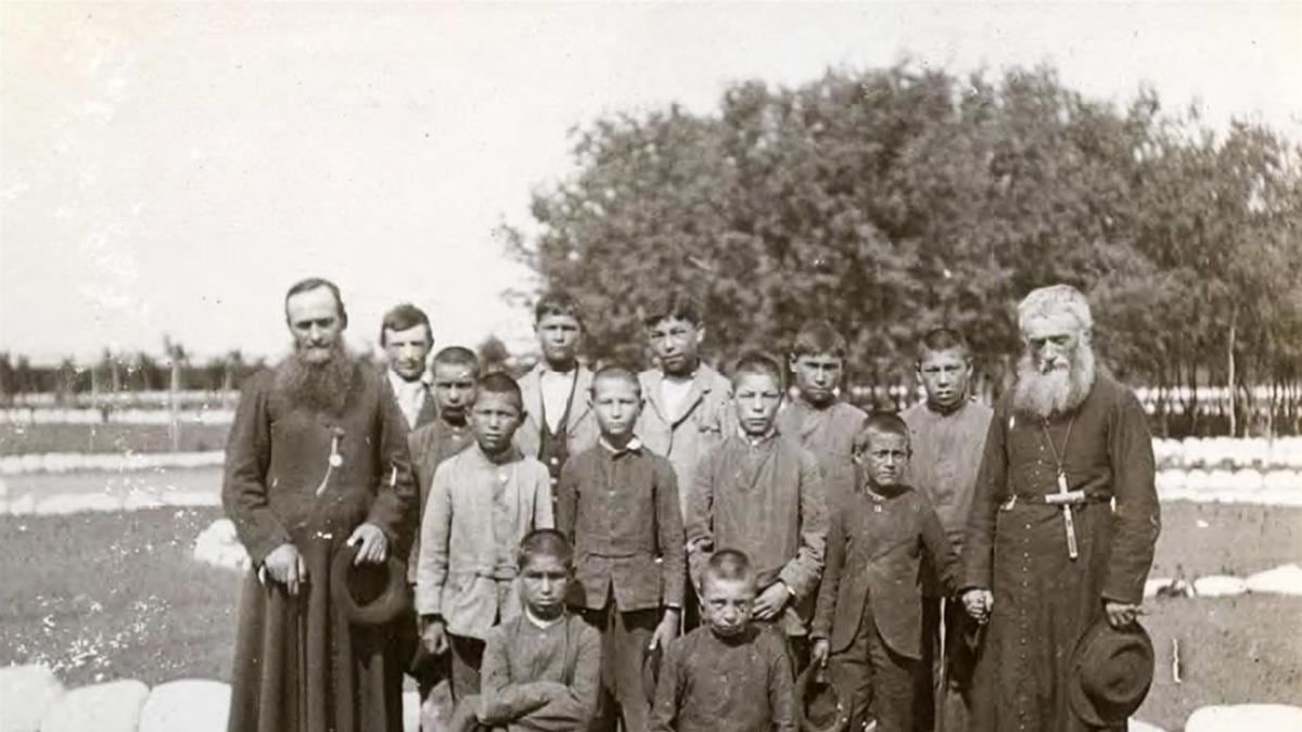 El gobierno canadiense junto a miembros de la Iglesia llevaron por décadas un plan forzoso de aculturación contra indígenas.
