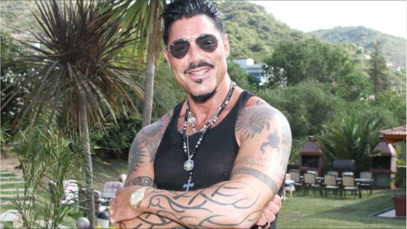 Además, desde la producción recrearon presentaciones claves de la carrera del empresario.