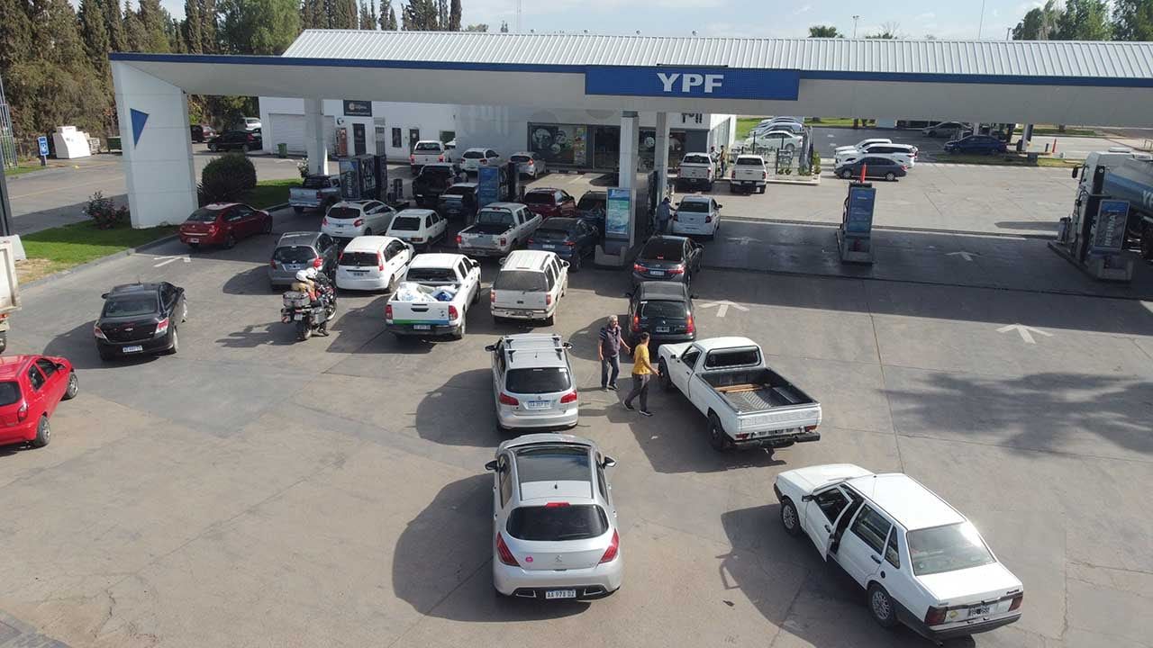 Largas colas de automóviles en las estaciones de servicio de Mendoza para cargar combustible. Estación de servicios ubicada en Acceso Este y calle Tiraso de Guaymallén  Foto: José Gutierrez / Los Andes