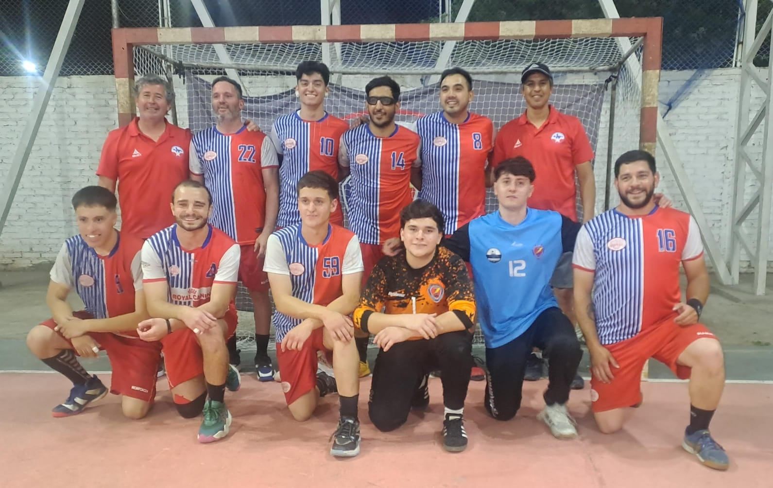 El plantel de primera división de Etiec, que compite en el certamen Clausura que organiza la AMEBAL. / Gentileza.