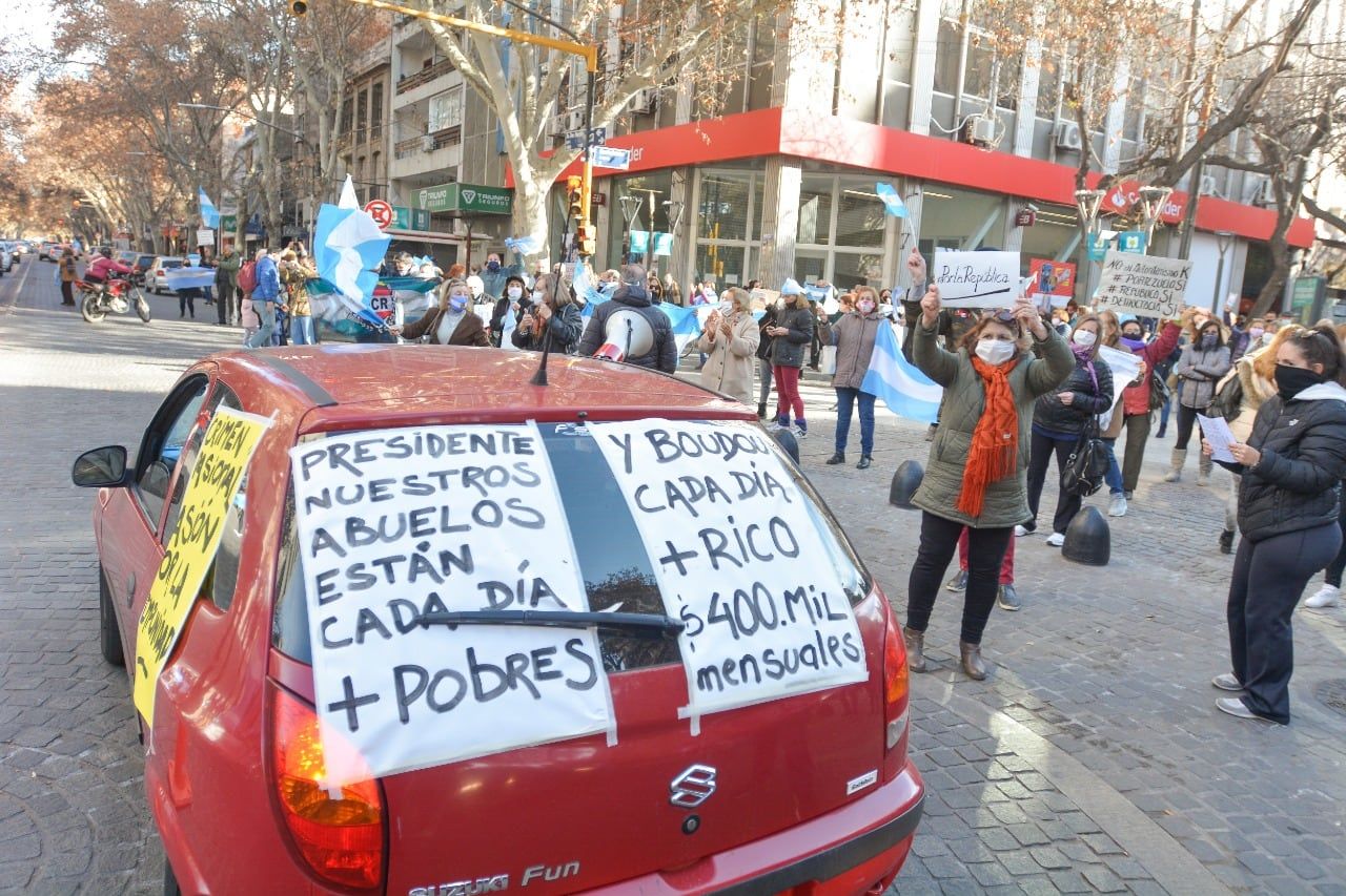 Cientos de mendocinos se congregaron en Peatonal y San Martín para reclamar por diversas consignas. / Nicolás Rios