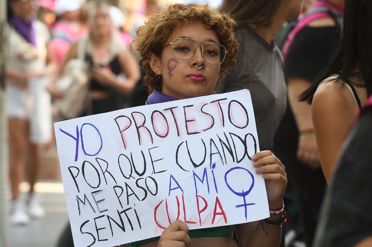 Marcha 8 M en conmemoración del día internacional de la mujer. Miles de mujeres caminaron por las calles de la Ciudad portando carteles, letreros, pancartas y banderas para hacer valer sus derechos  Foto:José Gutierrez / Los Andes 