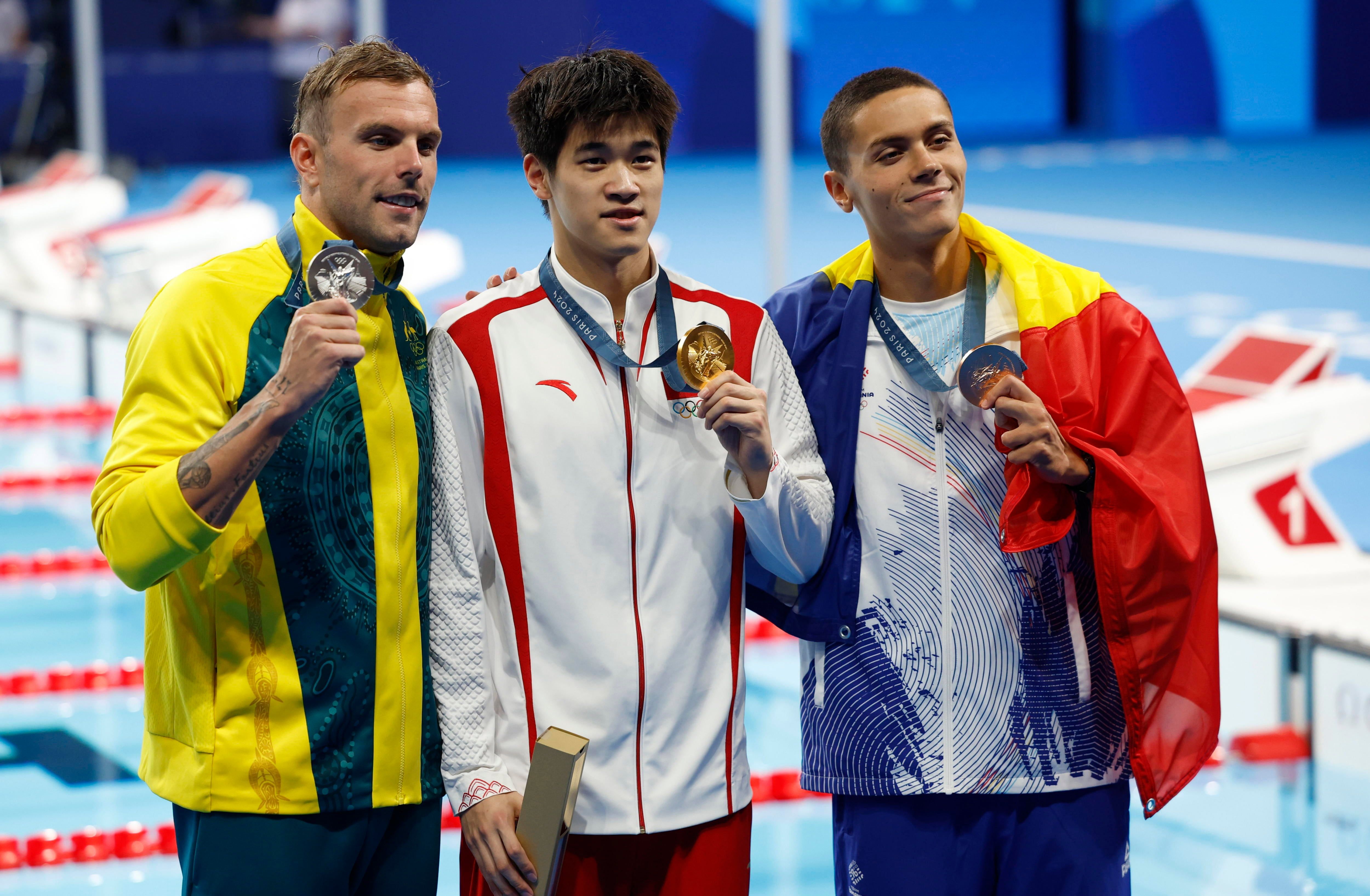 Paris (France), 31/07/2024.- (L-R) Silver medalist Kyle Chalmers of Australia, gold medallist Pan Zhanle of China, and bronze medalist David Popovici of Romania pose on the podium after the Men 100m Freestyle final of the Swimming competitions in the Paris 2024 Olympic Games, at the Paris La Defense Arena in Paris, France, 31 July 2024. (100 metros, Francia, Rumanía) EFE/EPA/MAST IRHAM