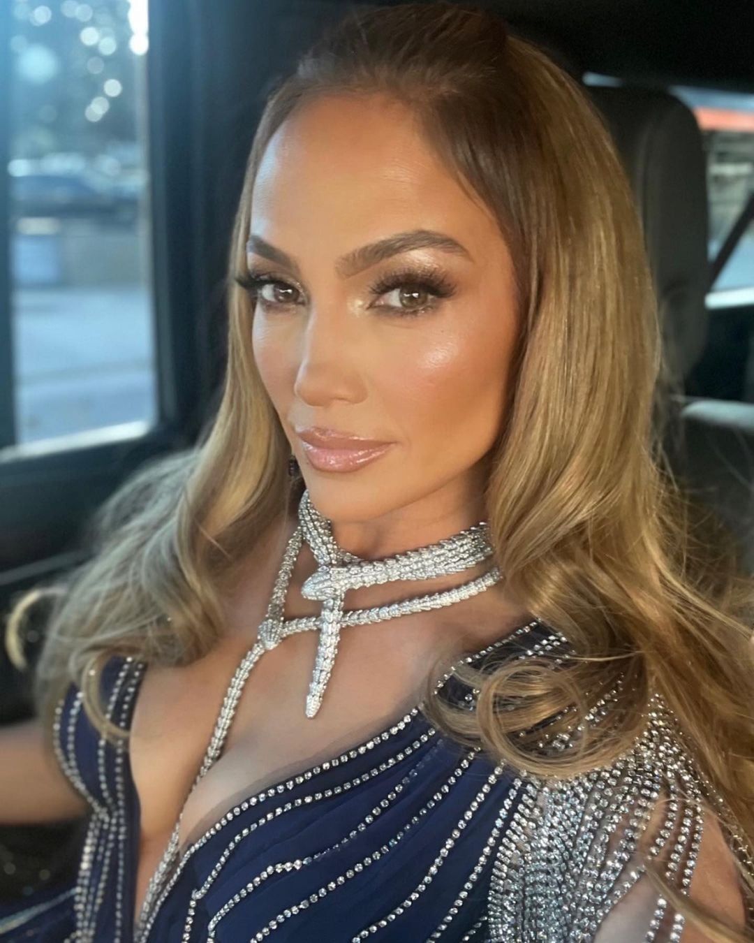 Este es el increíble look de Jlo para los Grammy.