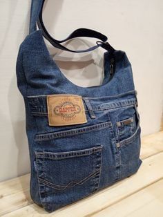 Así de sencillo podés convertir un jean en un bolso.