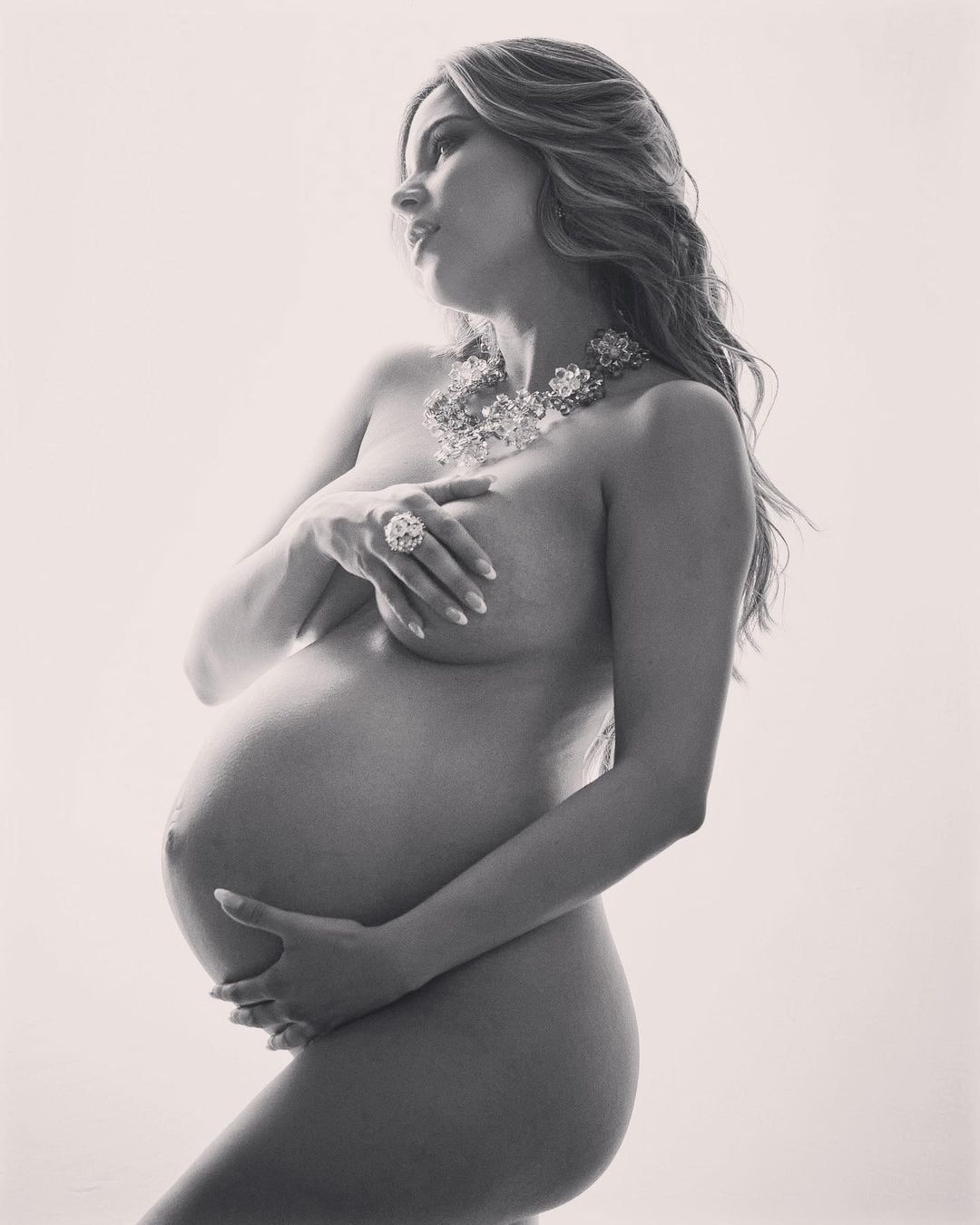 Barby Franco esta próxima a dar a luz y se mostró bella en redes sociales.