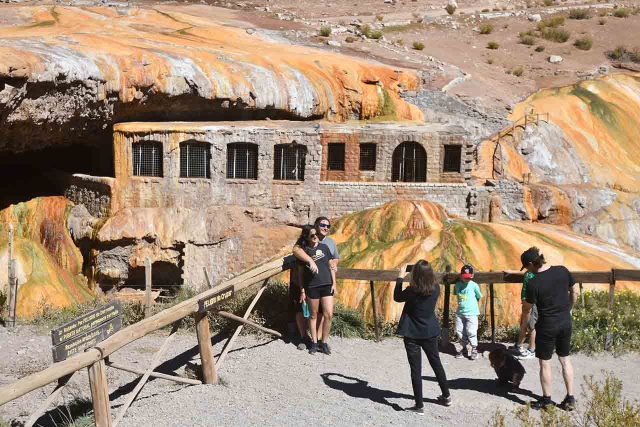 Turistas en Puente del Inca disfrutando de un espectacular día en la montaña  Foto: José Gutierrez / Los Andes