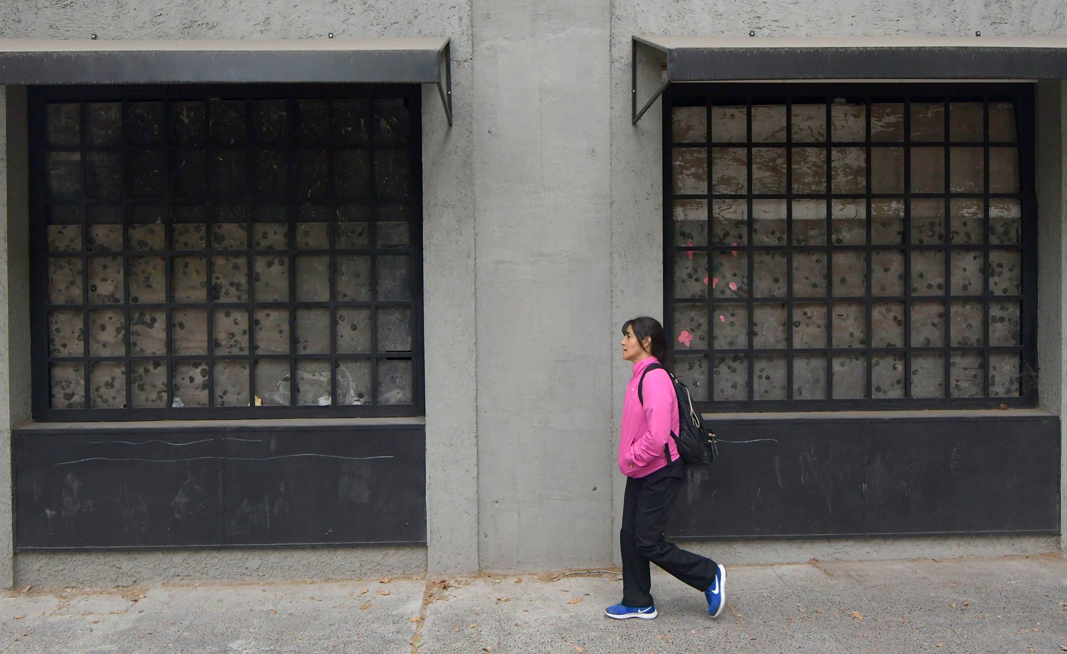 Ex boliche Saudades Trabajan en el interior del edificio en la esquina Julián Barraquero y avenida San Martín   .Foto: Orlando Pelichotti