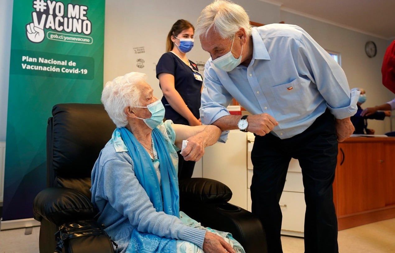 Sebastián Piñera, junto a la primera mujer vacunada contra el Covid-19 en Chile -