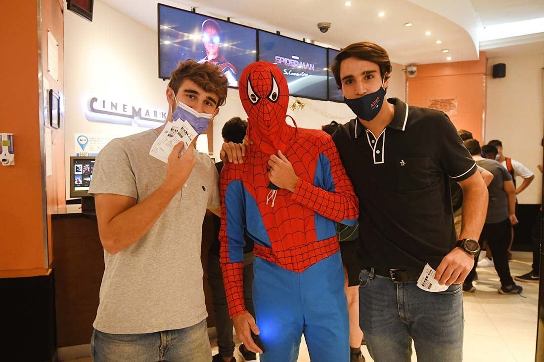 Los fans en el cine Cinemark Mendoza para ver la película Spider- Man , sin camino a casa.