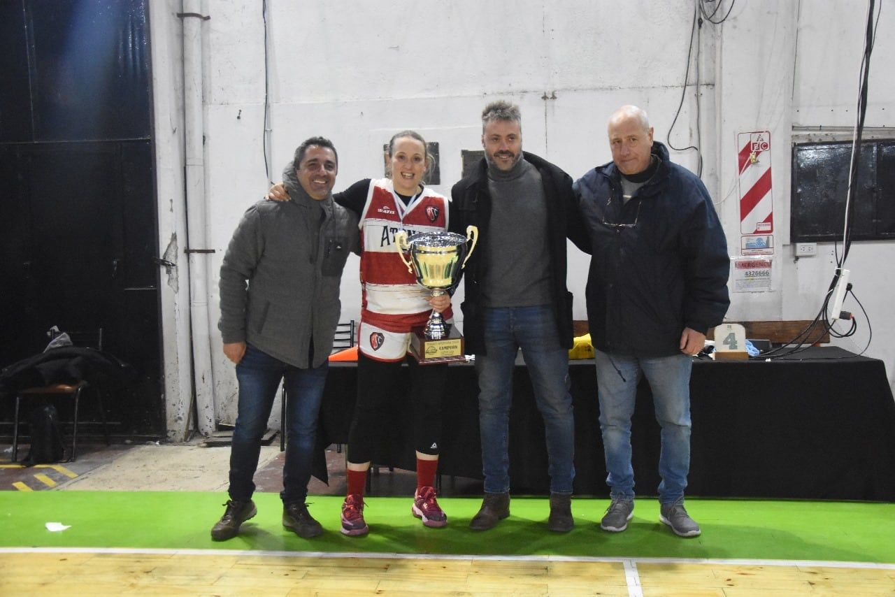 La capitana del equipo campeón, María José Belelli, junto a Nahuel García, Nicolás Popón y Enrique Tolcachier. / Gentileza: Salto Inicial.