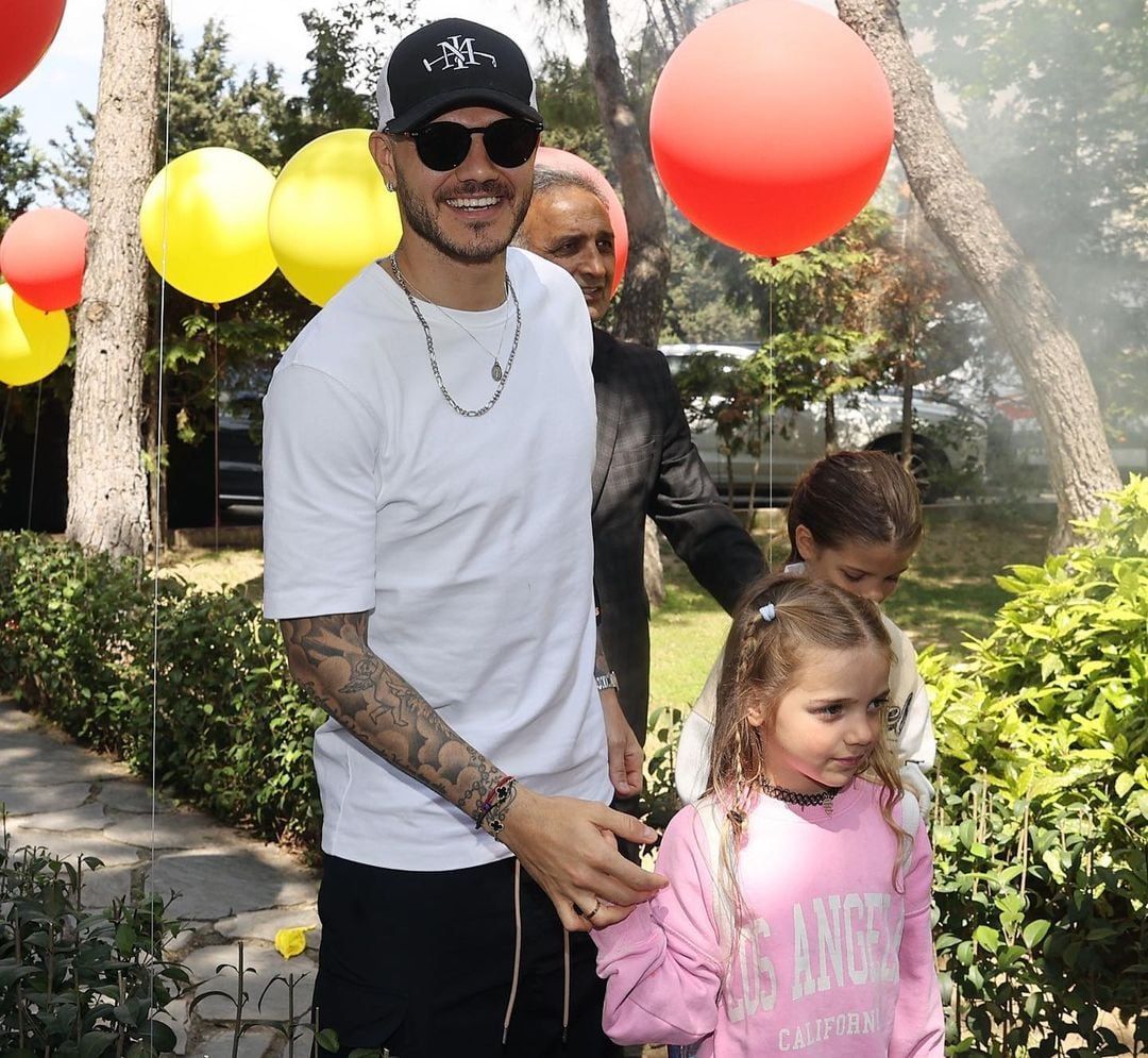 Mauro Icardi llevó a sus hijas al Día de la Familia en Galatasaray.