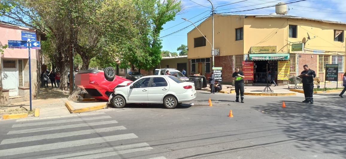 Dos autos chocaron y uno quedó dado vuelta en calle Correa Saá - Ariel Querini