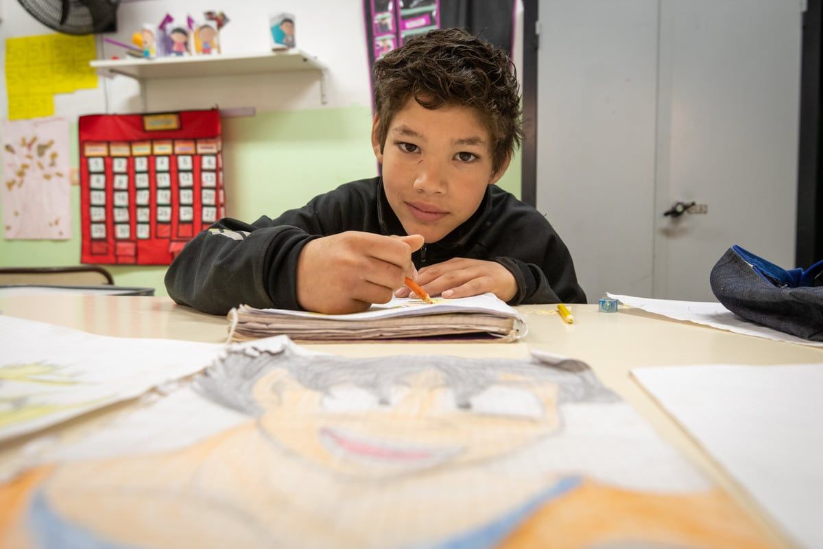 Joaquin Caceres Joaquin padece de autismo, le gusta mucho dibujar y necesita una computadora para poder ver las series de dibujos animados que más le gustan, tiene 4 hermanos y a su madre Ana Belen se le hace imposible poder comprarle una.  Foto: Ignacio Blanco / Los Andes  