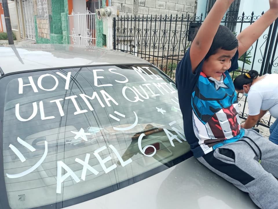 Axel recibió su última quimioterapia y la familia celebró a lo grande.