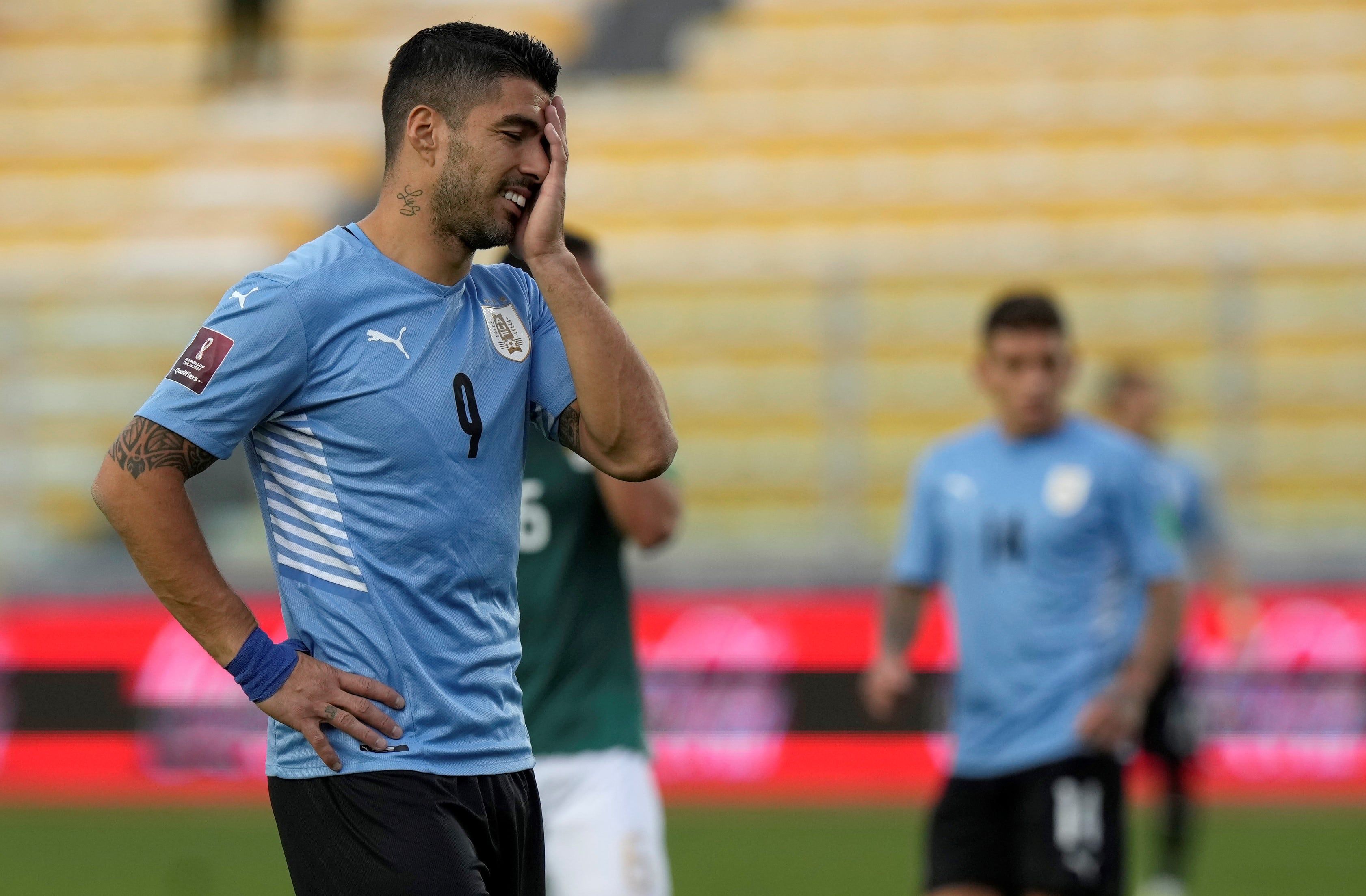 Lamento de Suárez ante la inminente derrota por goleada frente a Bolivia./AP
