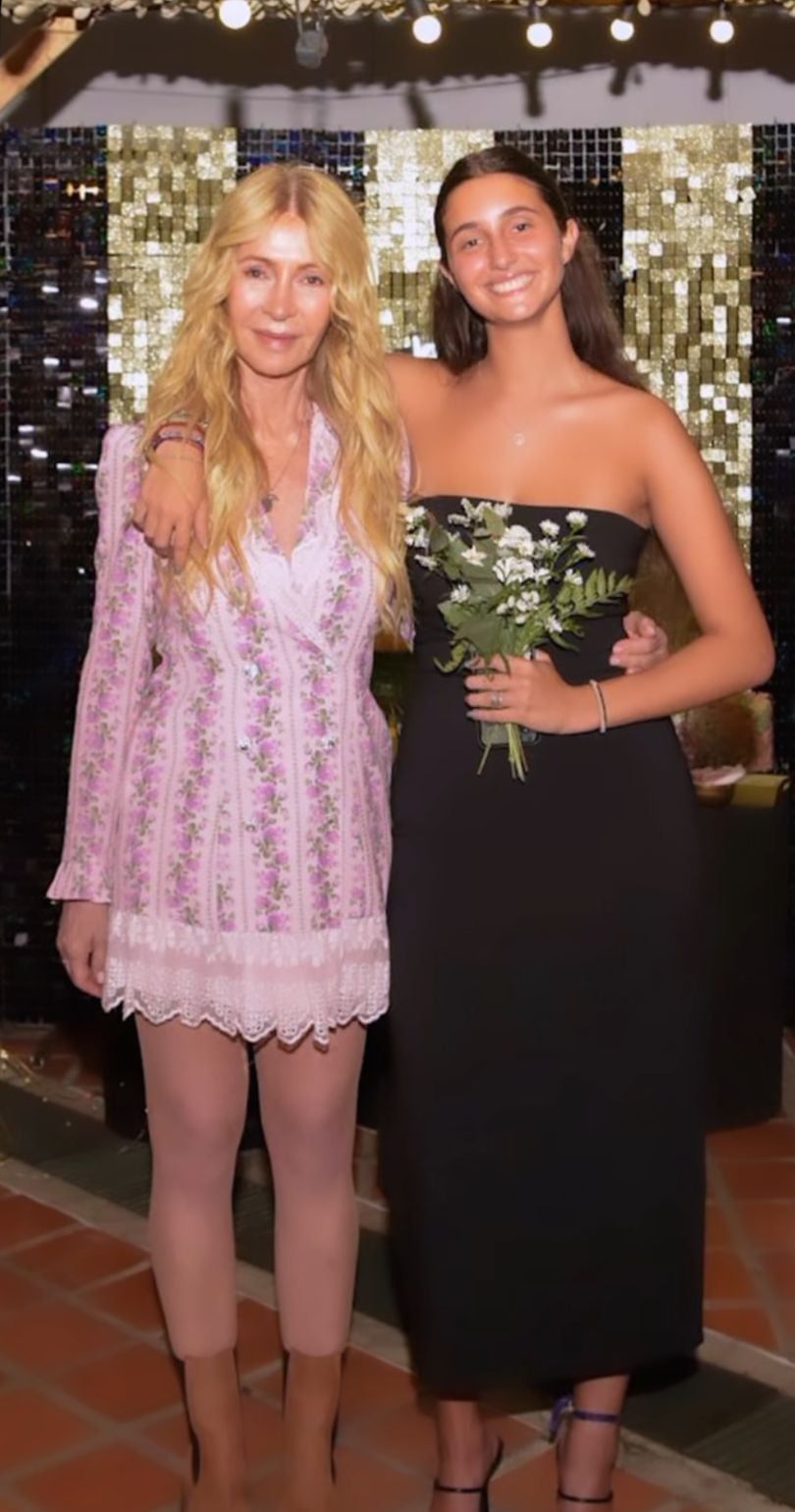 Egresó Azul, la hija de Romina Yan.