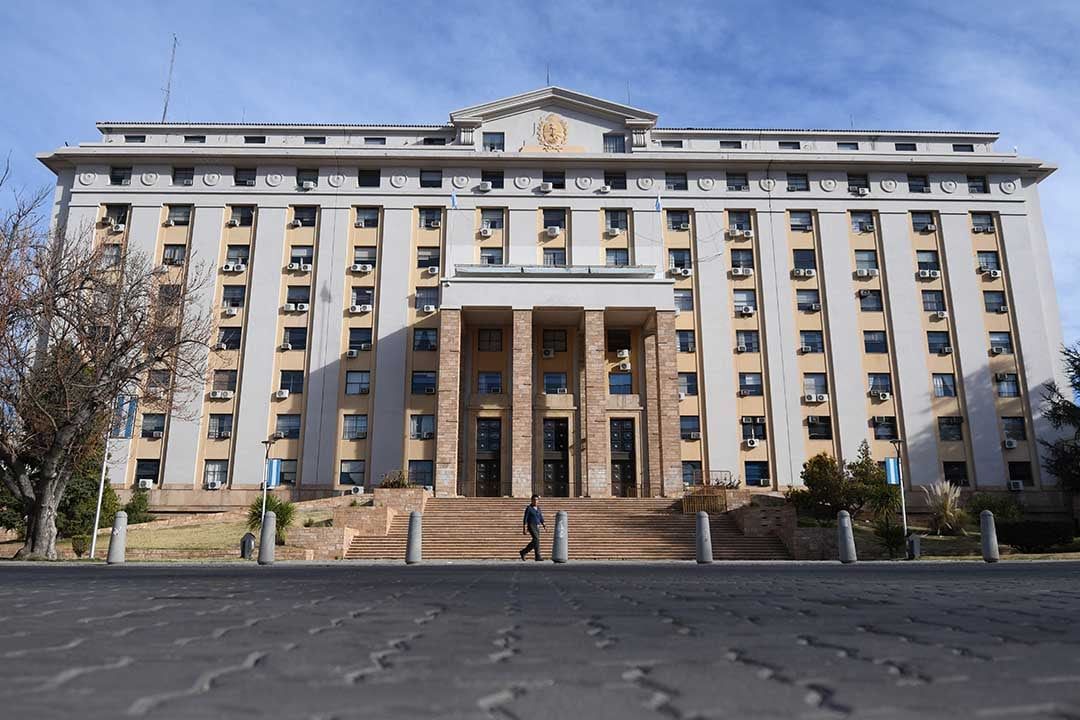 Para la oposición, " si lo que se gasta anualmente en pagar intereses de deuda supera por mucho lo que se invierte en Obra Pública e infraestructura, Mendoza va a seguir cayendo".