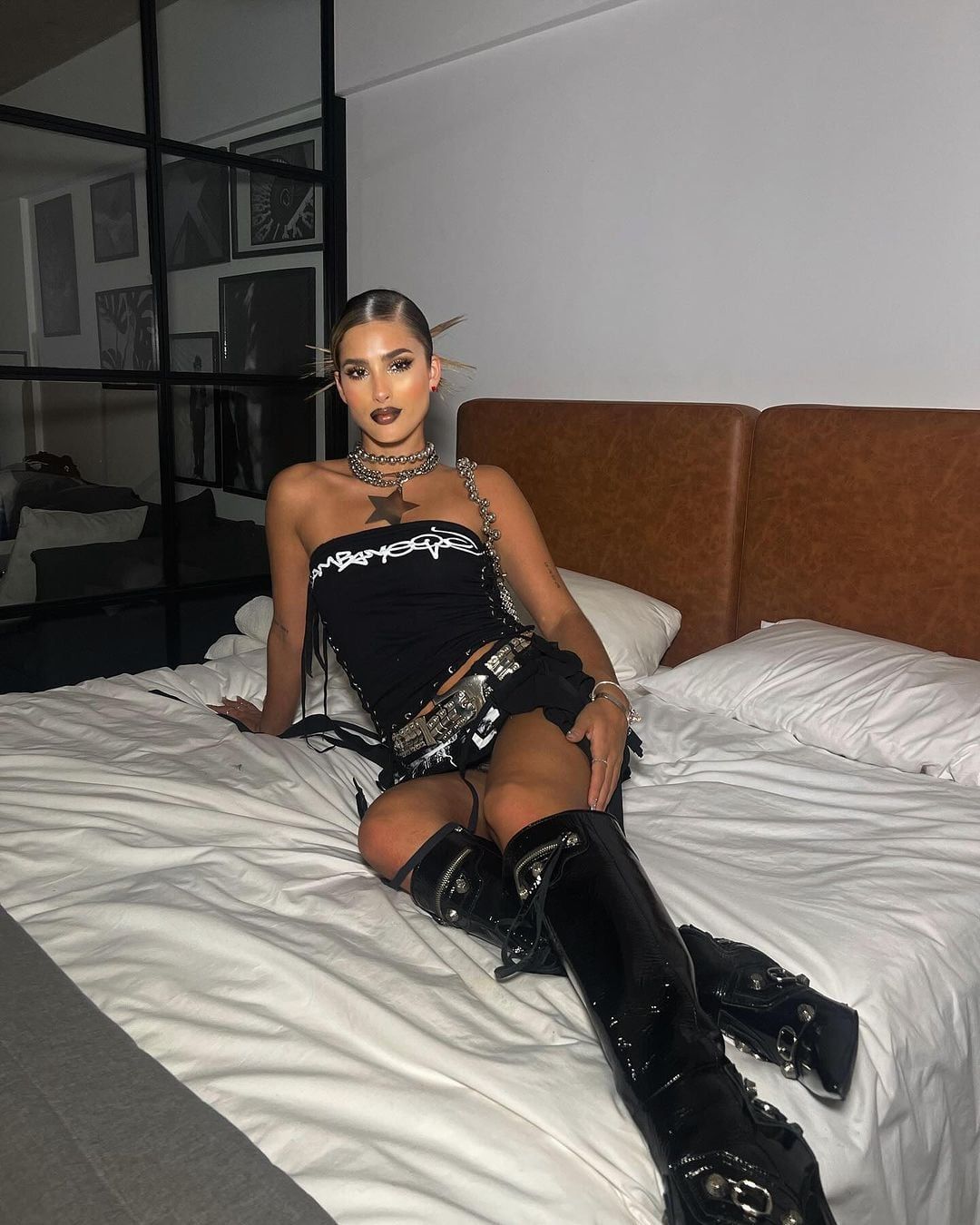 Julieta Poggio sorprendió desde la cama con un look con guiños dark