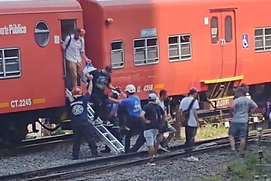 Debieron evacuar a los pasajeros - Foto La Nación