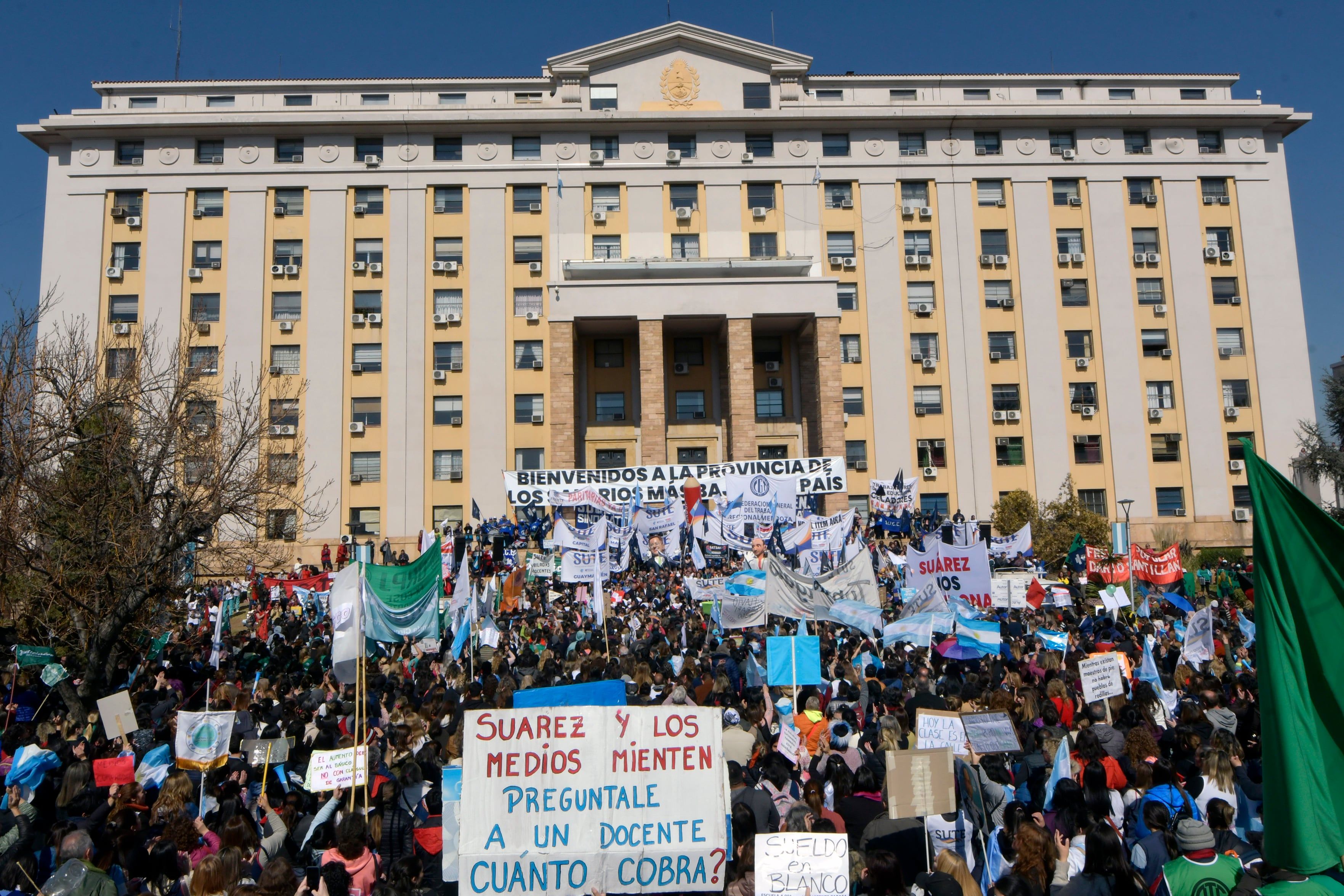 Paro de trabajadoresLos trabajadores de los gremios de estatales (ATE), de la educación (SUTE), SITEA, SADOP, y de la CGT -entre otros-, además de organizaciones sociales, comenzaron pasadas las 10 de este miércoles a marchar por las calles céntricas como medida de protesta y de visibilización ante los reclamos de mejoras salariales para con el Gobierno de Mendoza. Foto: Orlando Pelichotti/ Los Andes