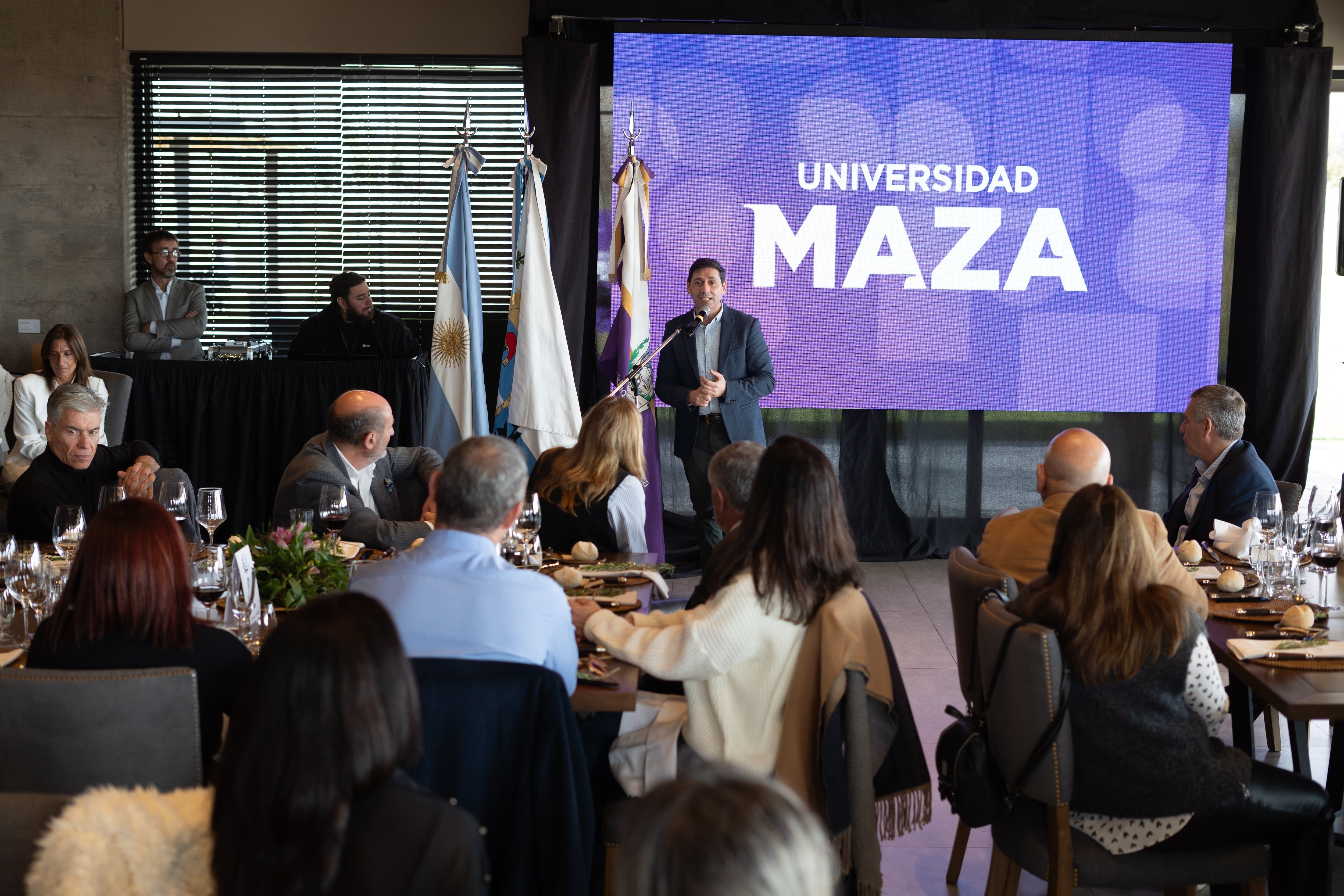 El reconocido académico Paulo Falcon explica la importancia de que empresas y universidad trabajen de manera mancomunada.
