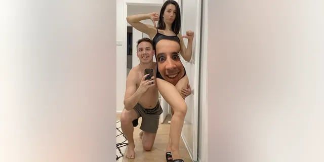 Pedro posando con su novia