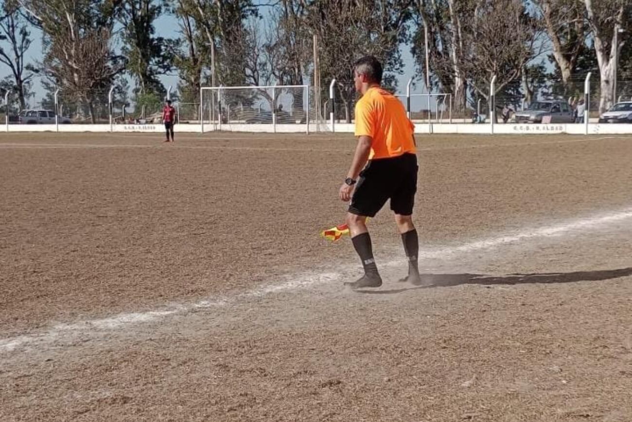 Un árbitro le prestó sus botines a un jóven que se había quedado descalzo durante un partido. Facebook
