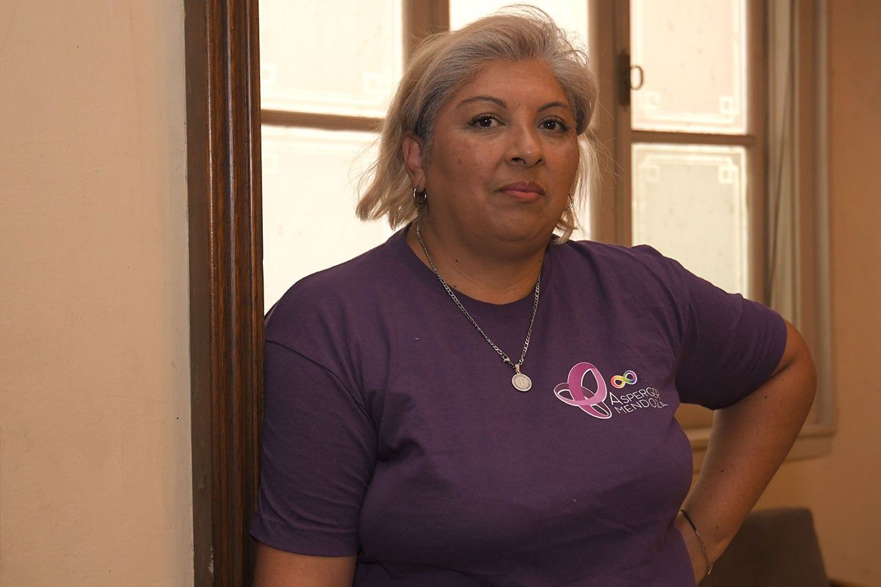 Gabriela Arias es mamá de Ignacio, un jóven de 20 años que padece ásperger. Foto: Marcelo Rolland.