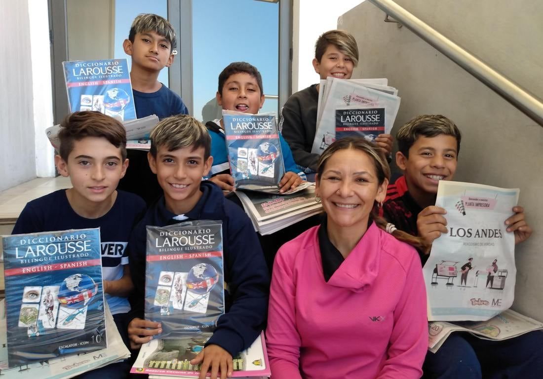 Felipe, Santino, Ivan, Ian, Joaquín y Alejandro, acompañados por Heliana Campagnolo, su docente.