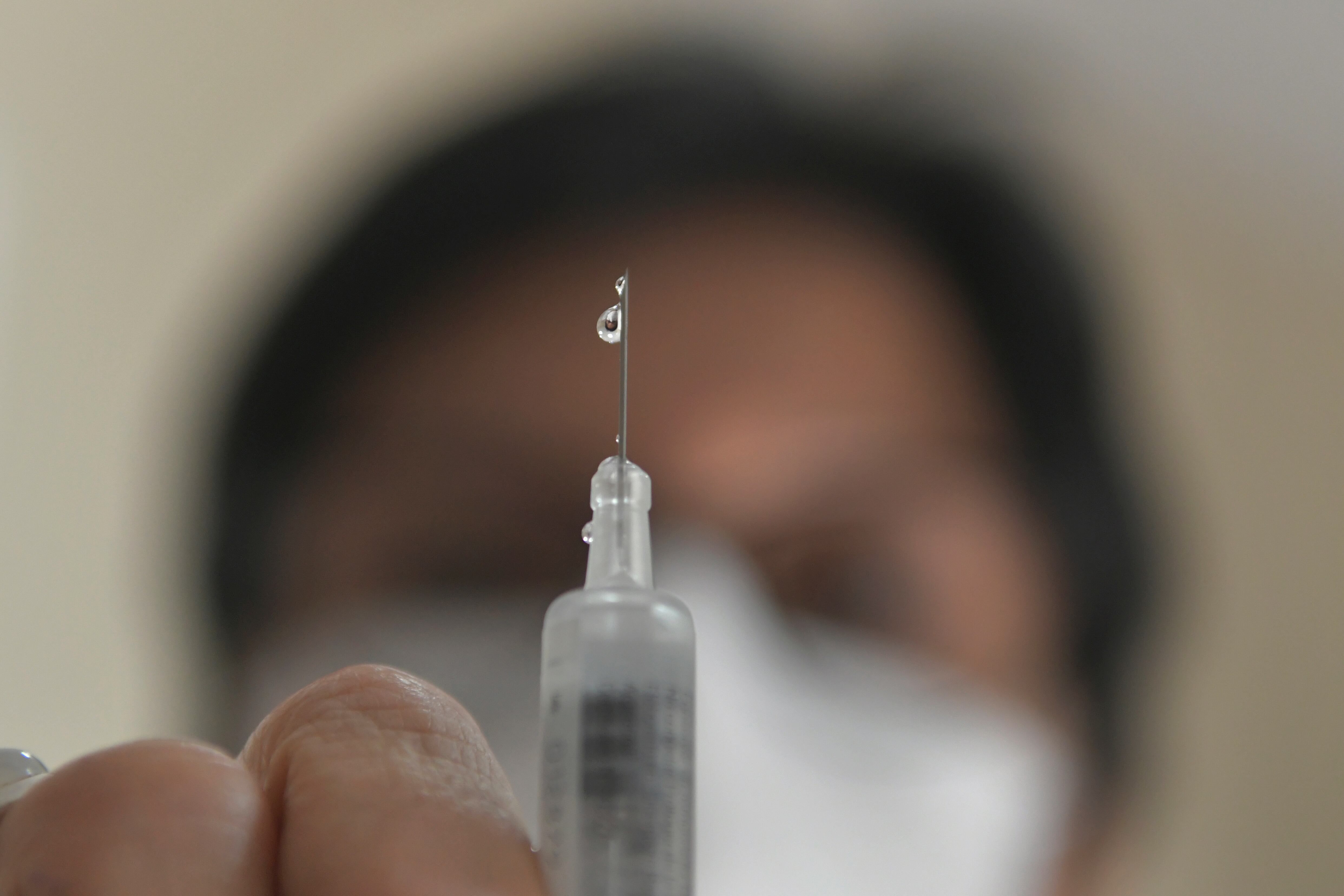 Mendoza 07 Enero 2021 SociedadCalendario de vacunacion. Continuan las actividades normales en el Vacunatorio Central. En la foto, vacunasCovid 19, coronavirus, pandemia, salud, enfermero, enfermera, poticivo, hospital, circulacion, restriccion, virusFoto: Orlando Pelichotti / Los Andes