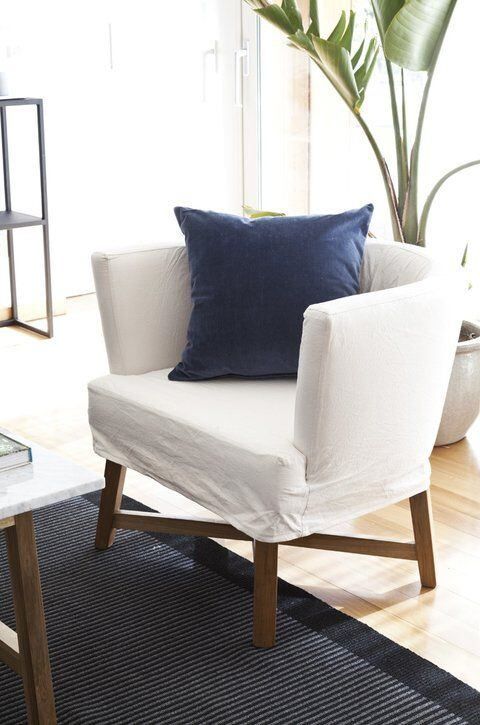Un recurso low cost son las fundas para sillones en tusor. Desmontables, en el color que prefieras y lucen modernas.