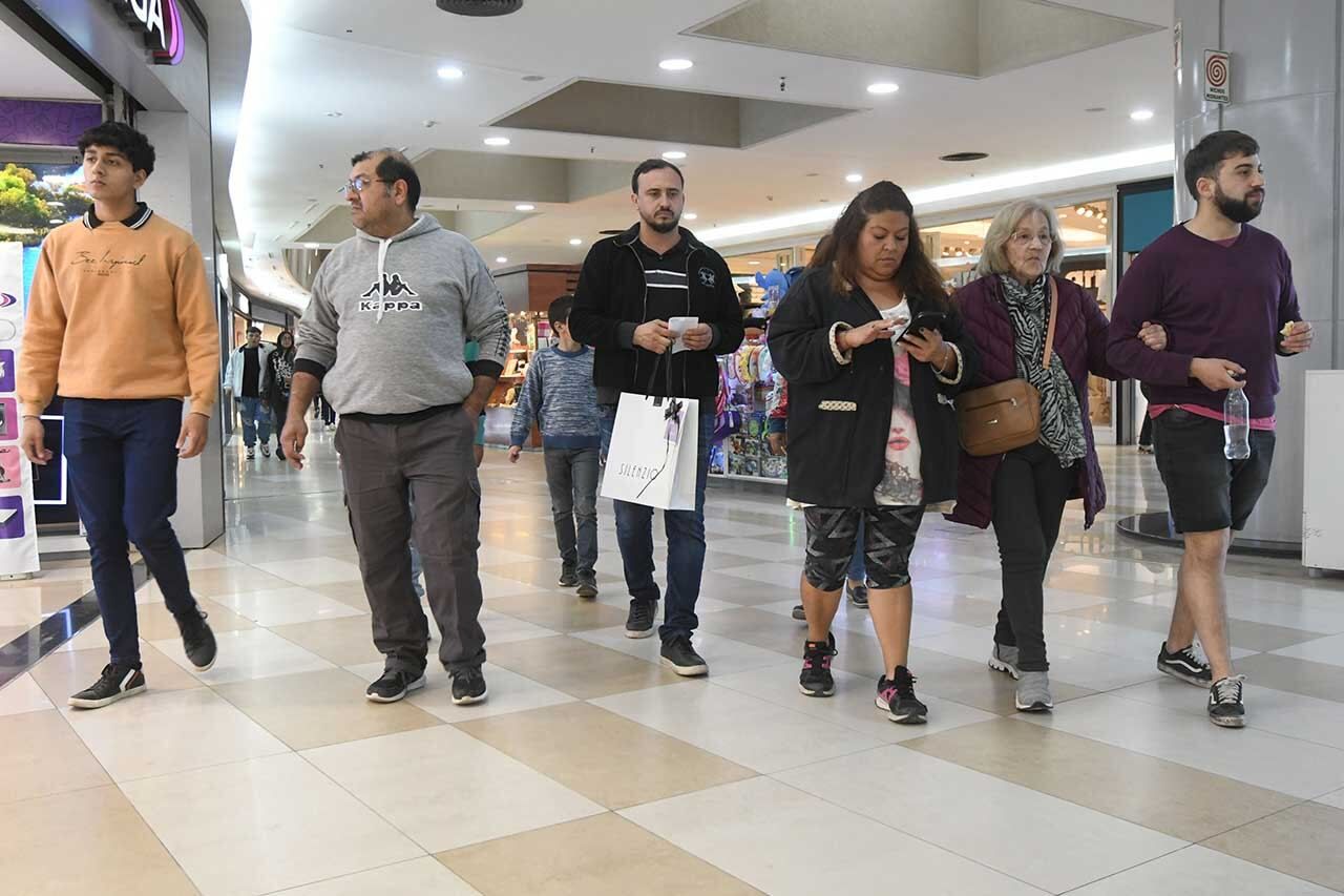 Centro comercial Mendoza Shopping, turistas visitan el lugar para realizar compras y paseos  Foto: José Gutierrez / Los Andes 