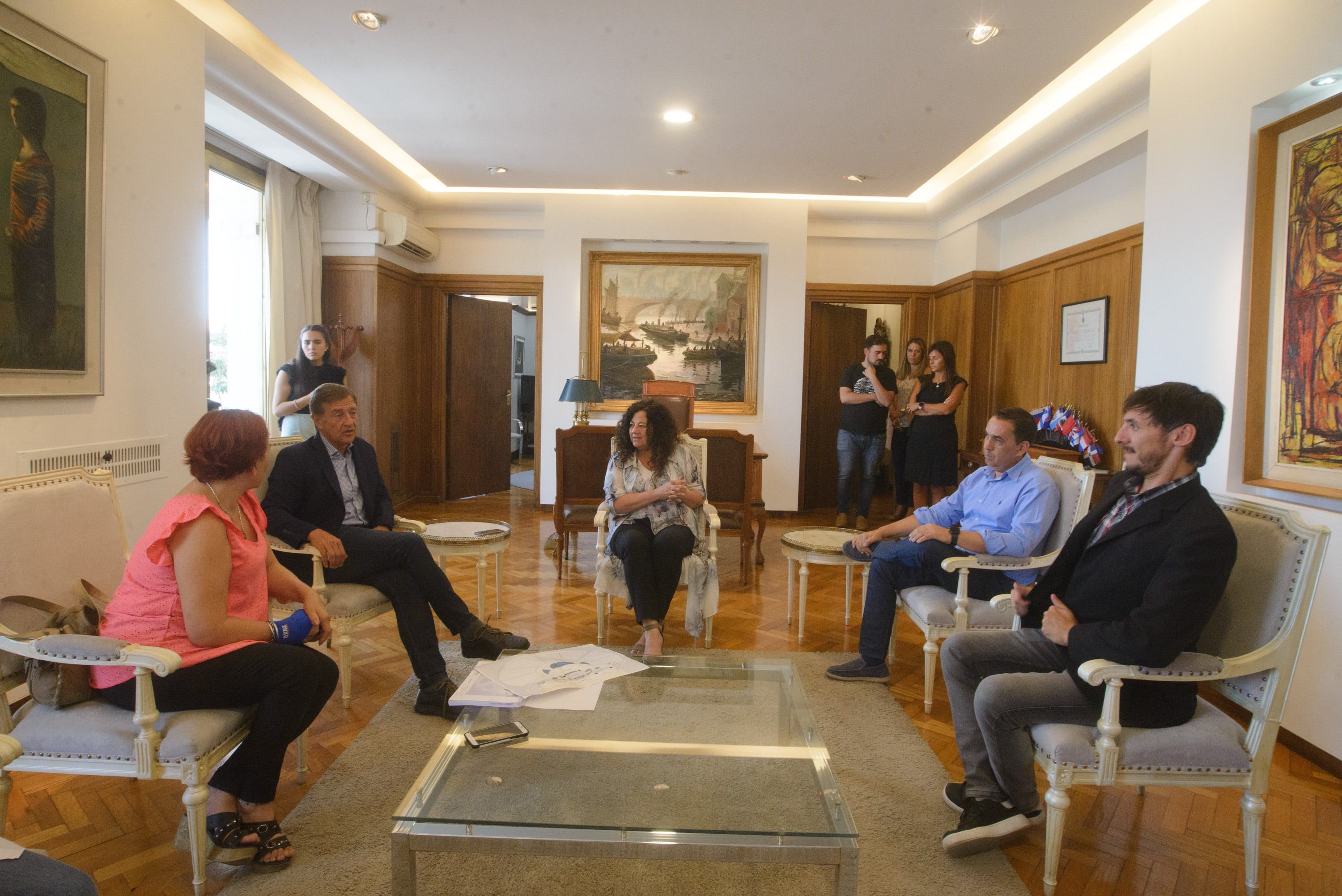 La decisión del Ejecutivo se comunicó en un encuentro que mantuvo el Gobernador con el staff de la Fiesta Nacional de la Vendimia 2023. “Juglares de Vendimia, un canto a la naturaleza”, es el nombre que llevará este año la Fiesta emblema de los mendocinos, bajo la dirección de Franco Agüero y guion de Jorgelina Flores.