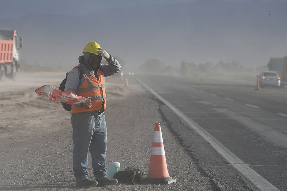 Fuertes ráfagas de viento zonda en la provincia de Mendoza, donde dejó algunos árboles caidos. Ruta 40 zona del aeropuerto Foto: José Gutierrez/ Los Andes 