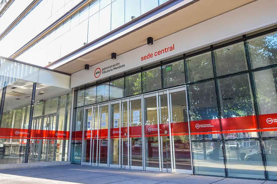 Frente del edificio de Administración Tributaria Mendoza, ATM