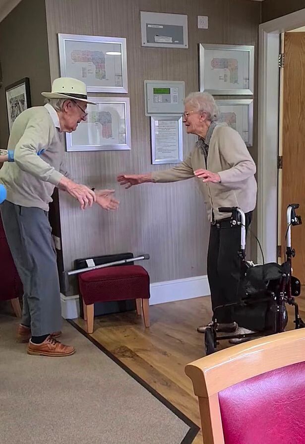 Un matrimonio de ancianos logró reencontrarse tras meses de aislamiento por el coronavirus. Mirror.