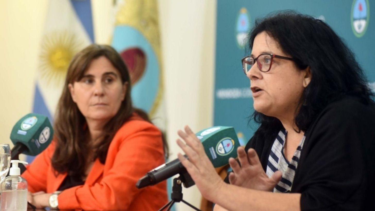 La jefa de Inmunizaciones del Ministerio de Salud, Iris Aguilar, junto a la ministra Ana María Nadal. -