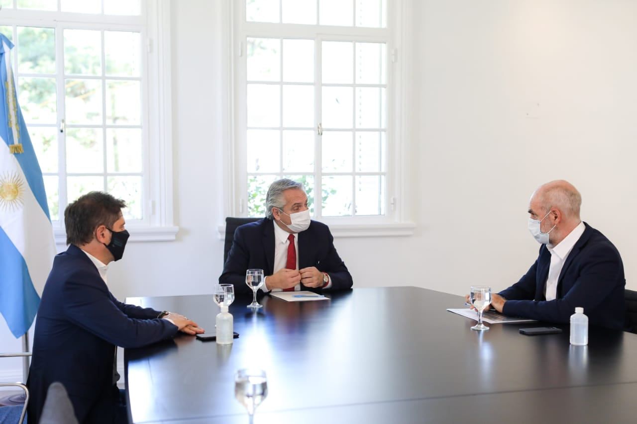 El presidente Alberto Fernández se reunió esta tarde con el gobernador de la provincia de Buenos Aires, Axel Kicillof y el jefe de Gobierno porteño, Horacio Rodríguez Larreta, para evaluar la situación sanitaria como consecuencia del Covid-19. 