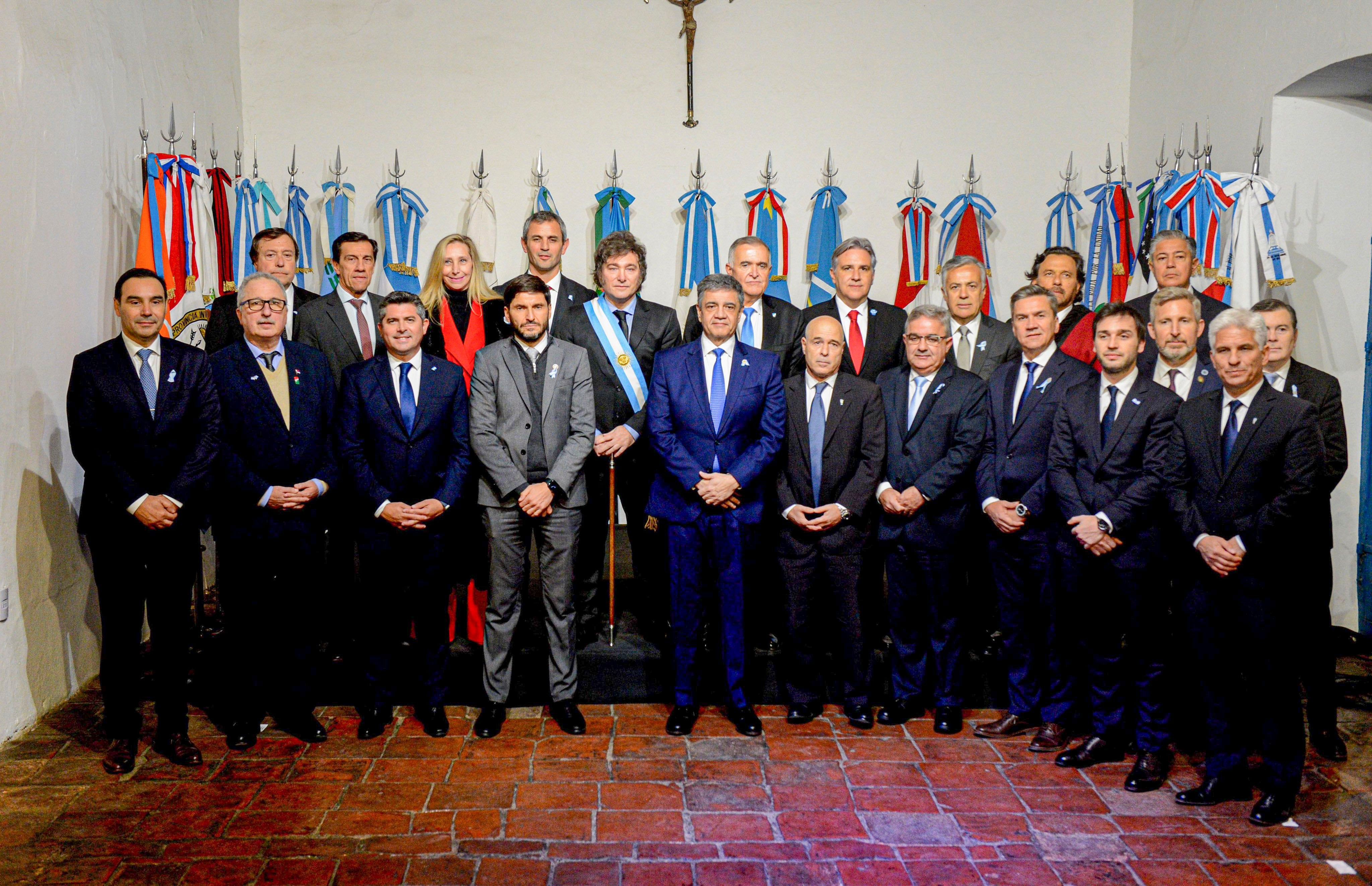 El presidente Javier Milei firmó esta noche  el Pacto de Tucumán con 18 gobernadores en la ciudad capital de esa provincia, en coincidencia con la celebración del Día de la Independencia. FOTO NA: PRESIDENCIA