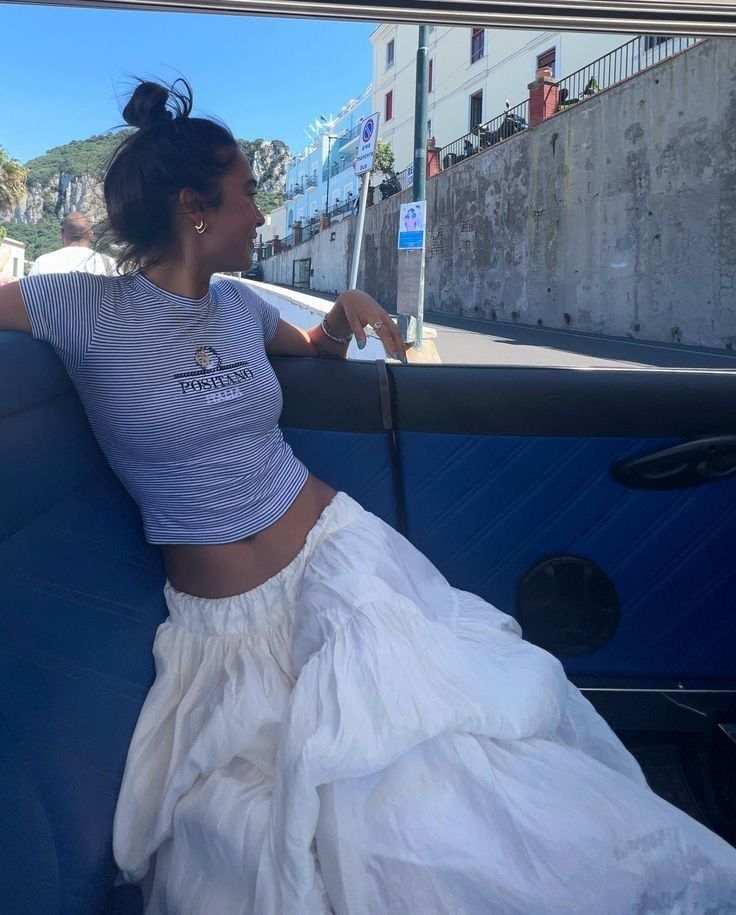 Si estás buscando un look más bohemio, una falda larga y holgada puede ir muy bien.