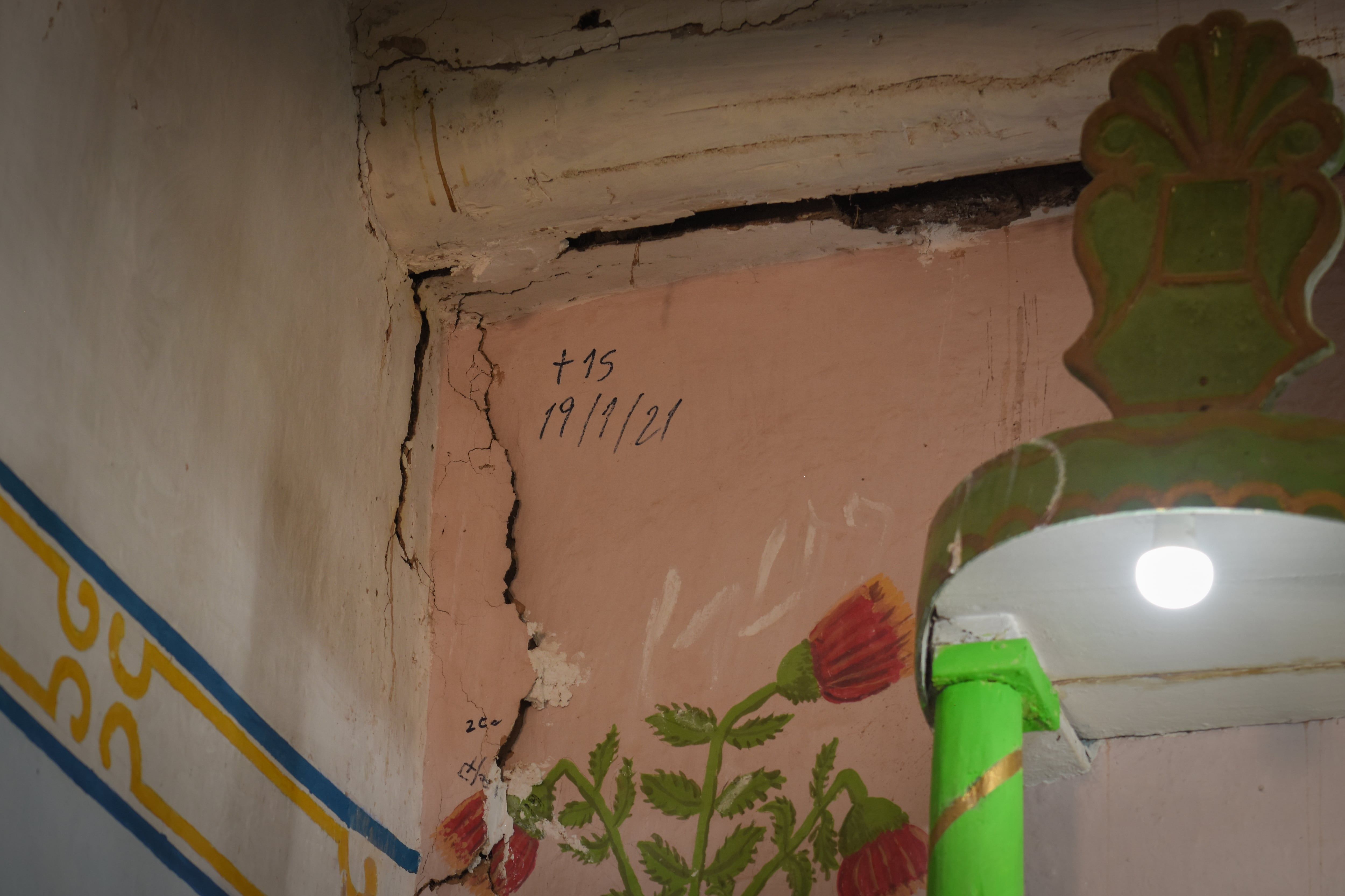 
Algunas de las grietas en la zona del altar Foto: Claudio Gutierrez